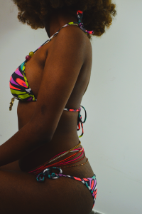 Weya Beads-Baya Africain Bin Bin Africain-Séduction Féminité-Femme en maillot de bain et Perles de taille